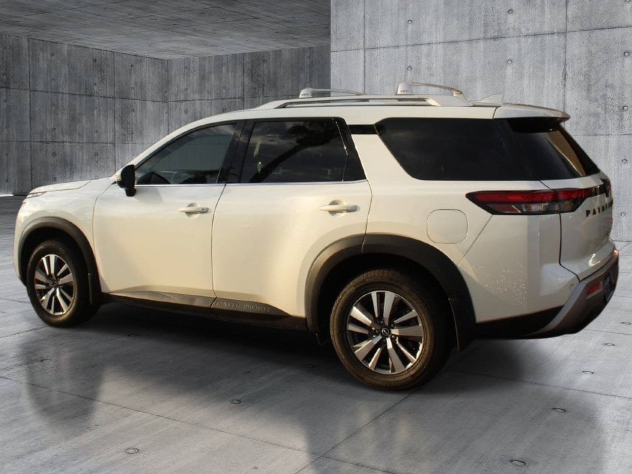 Used 2022 Nissan Pathfinder SL w/ SL Black Package FWD image 3
