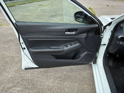 Used 2025 Nissan Altima 2.5 SV FWD image 15