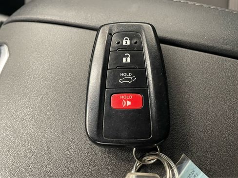 Used 2022 Toyota Highlander LE AWD/4WD image 22