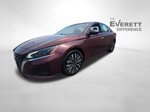Used 2024 Nissan Altima 2.5 SV FWD image 8