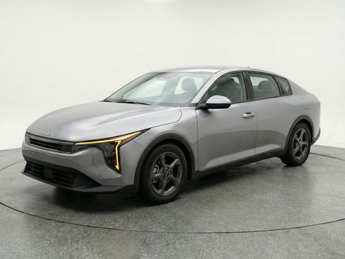 Used 2025 Kia K4 LXS image 3