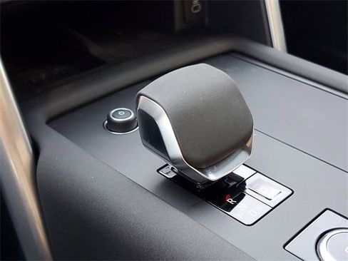 Used 2024 Land Rover Discovery Dynamic SE image 32