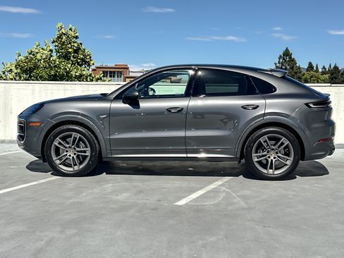 Certified 2025 Porsche Cayenne Coupe AWD/4WD image 2