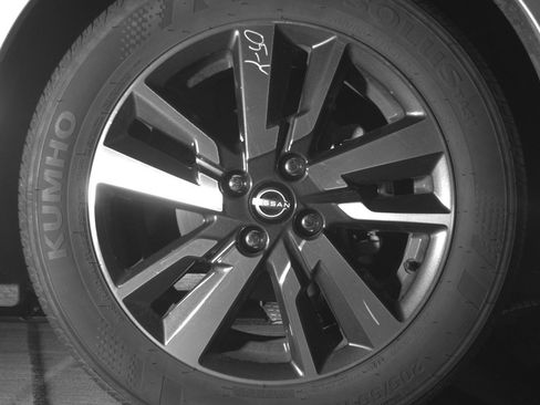 Used 2025 Nissan Versa SV FWD image 13