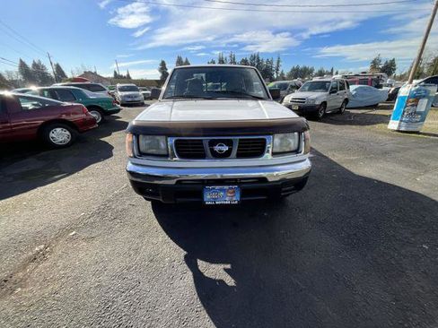 Used 1998 Nissan Frontier XE image 2