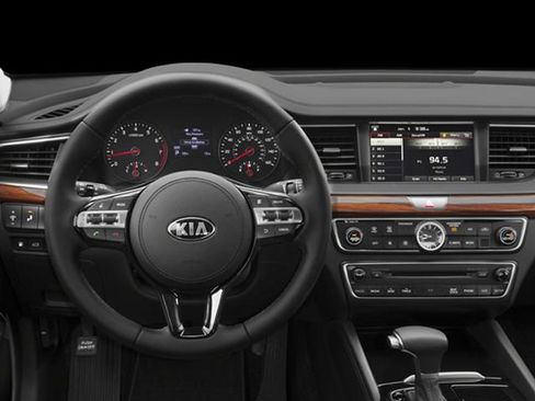 Used 2018 Kia Cadenza Premium w/ Luxury Package FWD image 7