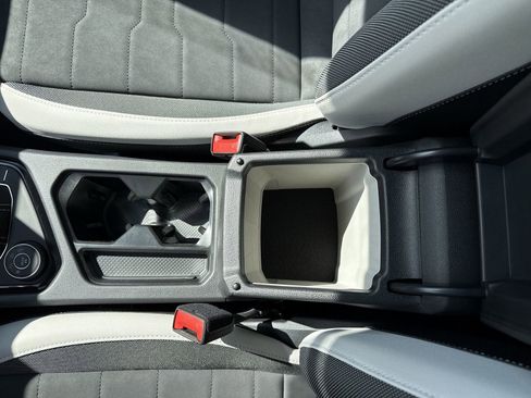 Used 2025 Volkswagen Taos SE image 23