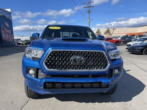 Used 2018 Toyota Tacoma TRD Sport AWD/4WD image 5