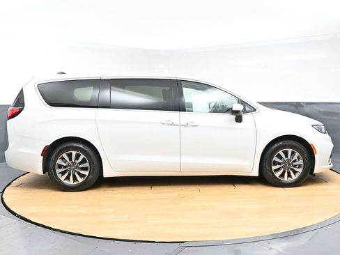 Used 2023 Chrysler Pacifica Touring-L FWD image 54