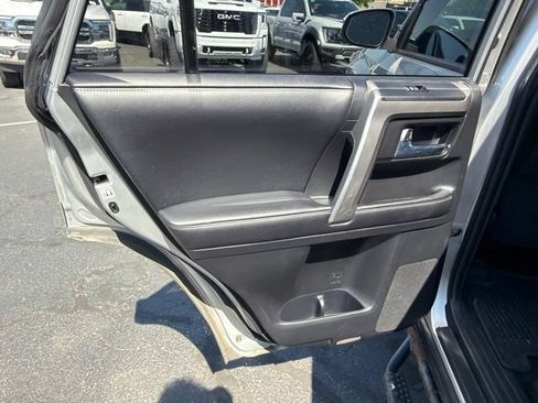 Used 2017 Toyota 4Runner SR5 AWD/4WD image 23