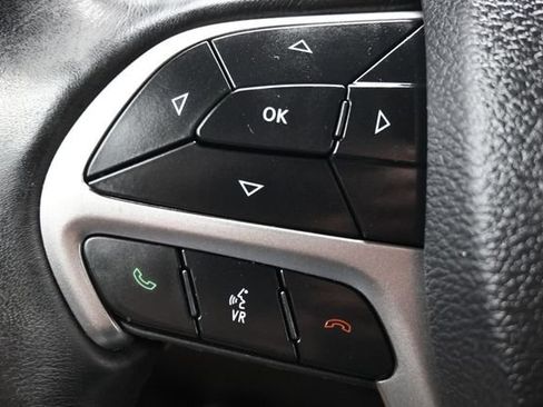 Used 2019 Jeep Grand Cherokee Altitude RWD image 16