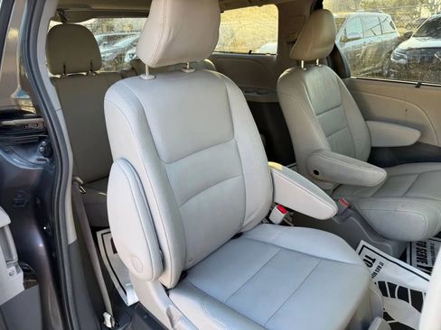 Used 2016 Toyota Sienna XLE image 9