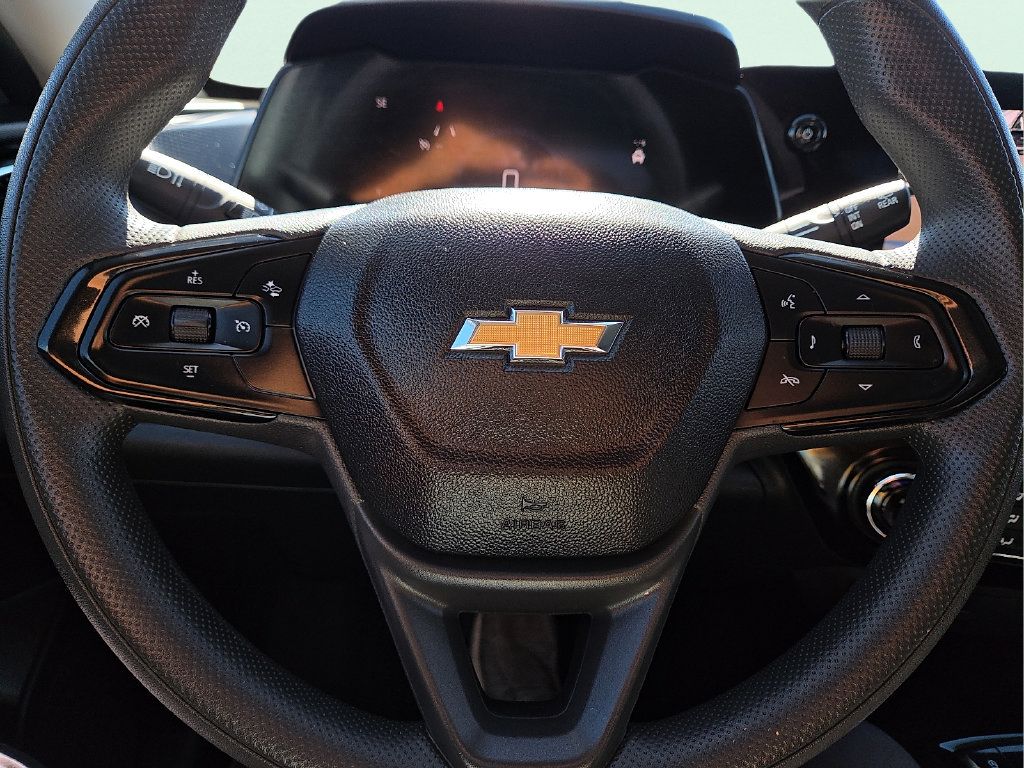 Used 2025 Chevrolet Trax LT FWD image 19