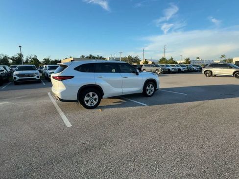 Used 2022 Toyota Highlander LE AWD/4WD image 8