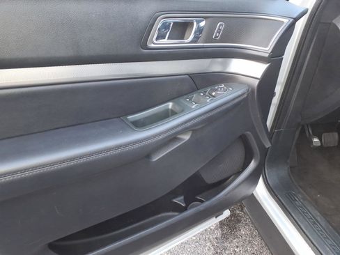 Used 2018 Ford Explorer XLT image 11