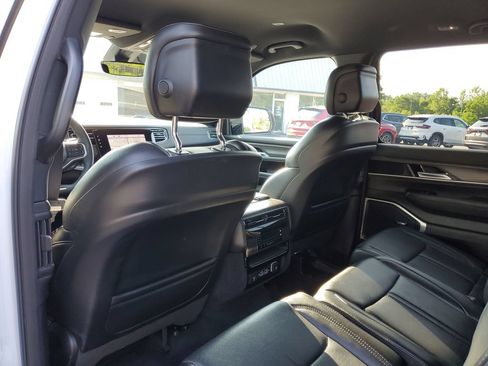 Used 2024 Jeep Wagoneer L Series II w/ Flexible Seating Group AWD/4WD image 29