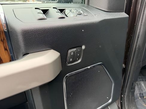 Used 2020 Ford F150 Lariat image 24