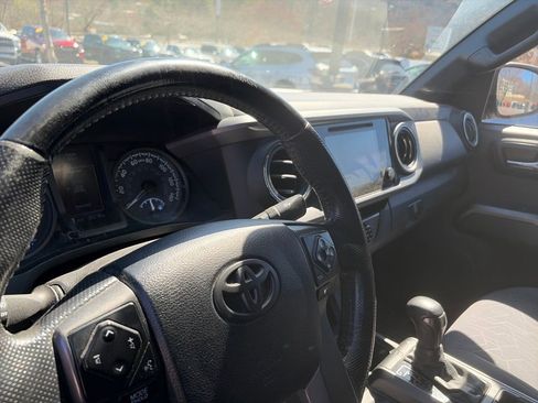 Used 2016 Toyota Tacoma TRD Sport w/ Towing Package image 19