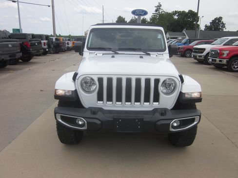 Used 2019 Jeep Wrangler Unlimited Sahara AWD/4WD image 2