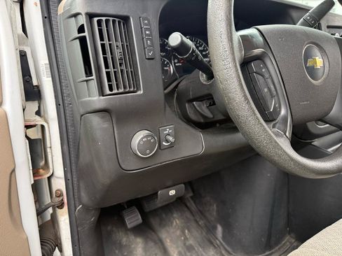 Used 2015 Chevrolet Express 2500 RWD image 17