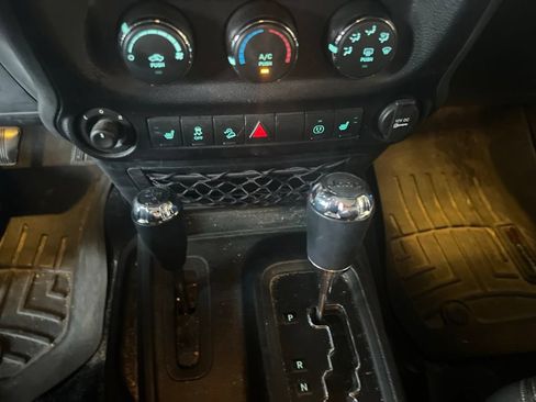 Used 2016 Jeep Wrangler Unlimited Rubicon w/ Connectivity Group AWD/4WD image 7