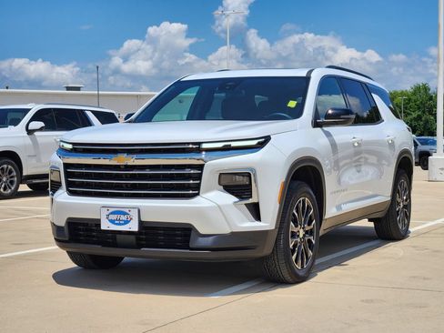 Used 2026 Chevrolet Traverse LT w/ Sun and Wheel Package FWD image 3