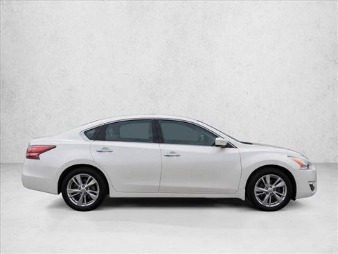 Used 2015 Nissan Altima 2.5 SV w/ Convenience Package FWD image 9