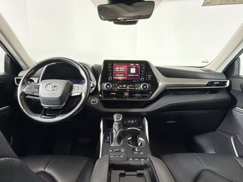 Used 2021 Toyota Highlander XLE AWD/4WD image 15