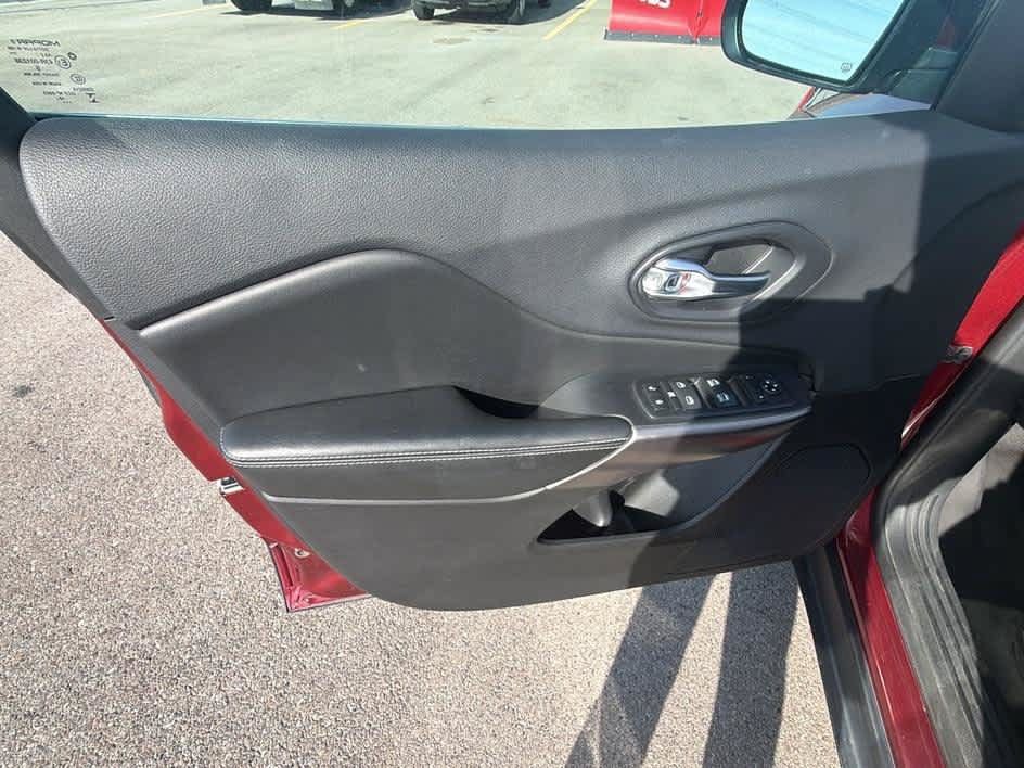 Used 2019 Jeep Cherokee Latitude Plus w/ Cold Weather Group AWD/4WD image 9