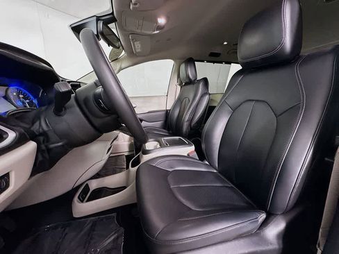 Used 2024 Chrysler Pacifica Touring-L image 12