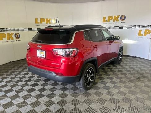 Used 2025 Jeep Compass Limited AWD/4WD image 3