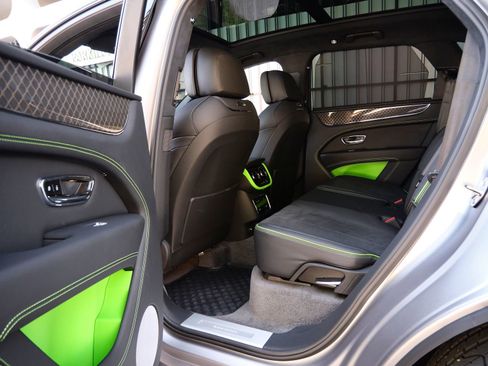 Used 2025 Bentley Bentayga AWD/4WD image 15