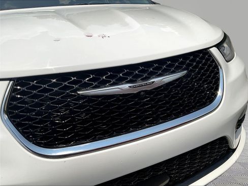 Used 2023 Chrysler Pacifica Limited FWD image 33