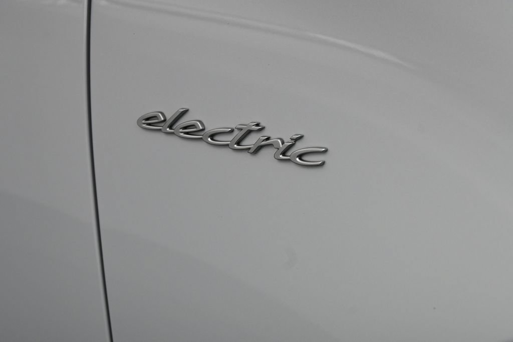 Certified 2026 Porsche Macan Electric RWD image 32