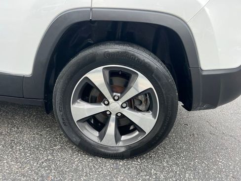 Used 2019 Jeep Cherokee Limited image 40