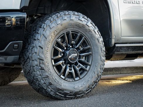 Used 2024 Chevrolet Silverado 2500 ZR2 w/ Technology Package image 12