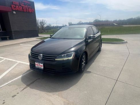Used 2017 Volkswagen Jetta SE image 2