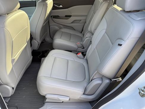 Used 2022 GMC Acadia SLT w/ Technology Package image 11