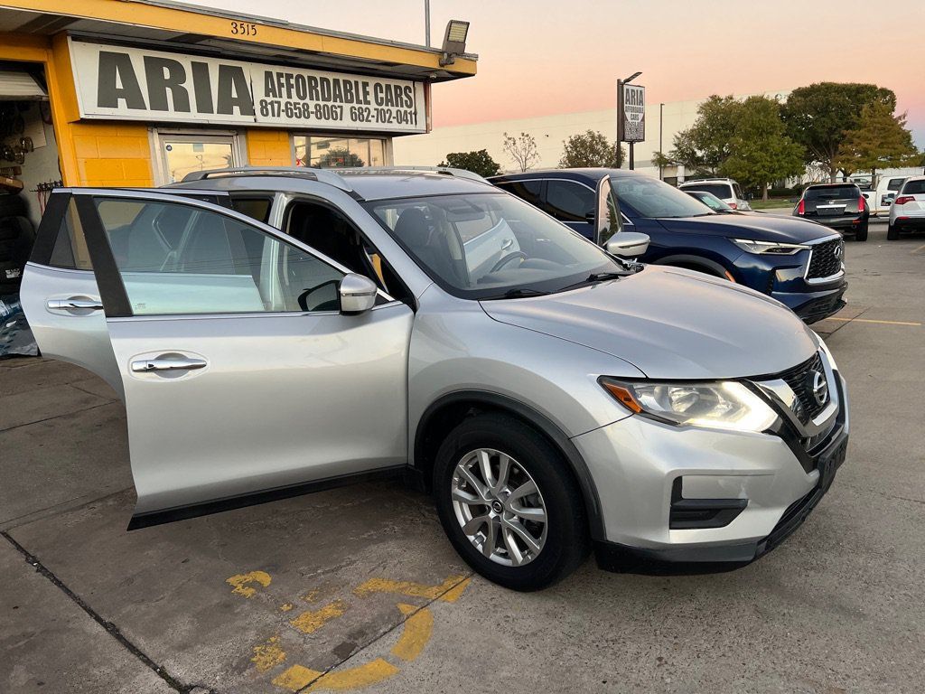 Used 2017 Nissan Rogue SV FWD image 1
