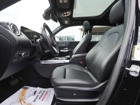 Used 2023 Mercedes-Benz GLB 250 4MATIC w/ Premium Package image 34