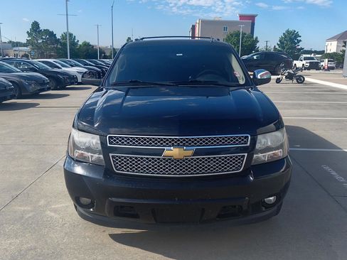Used 2014 Chevrolet Suburban LTZ RWD image 3