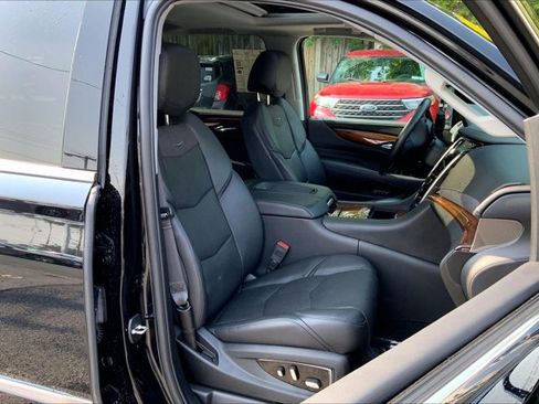Used 2017 Cadillac Escalade ESV Luxury AWD/4WD image 6