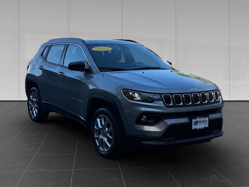 Used 2023 Jeep Compass Latitude w/ Sun and Sound Group AWD/4WD image 7