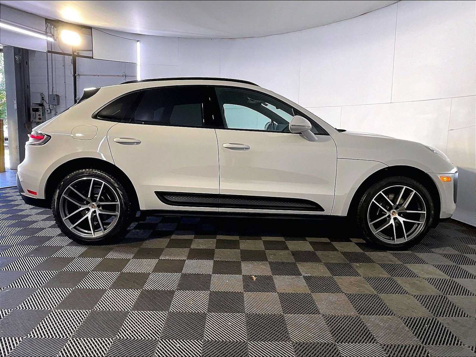 Certified 2023 Porsche Macan AWD/4WD image 8