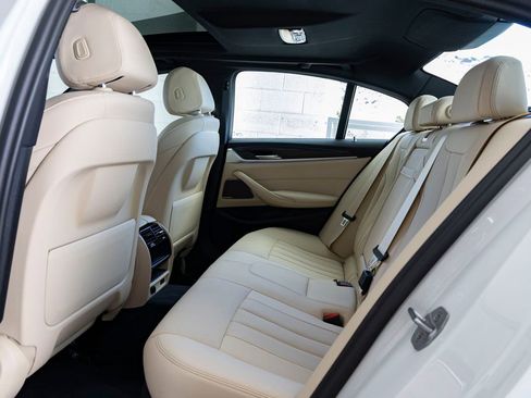 Certified 2023 BMW 530e w/ Premium Package image 21