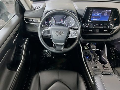 Used 2022 Toyota Highlander XLE AWD/4WD image 19