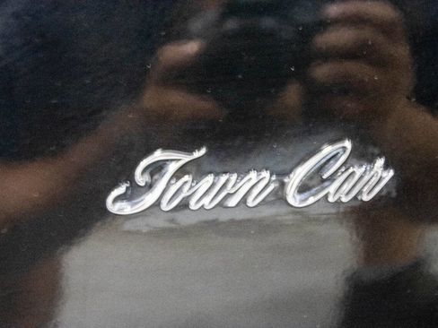 Used 1989 Lincoln Town Car Signature image 40