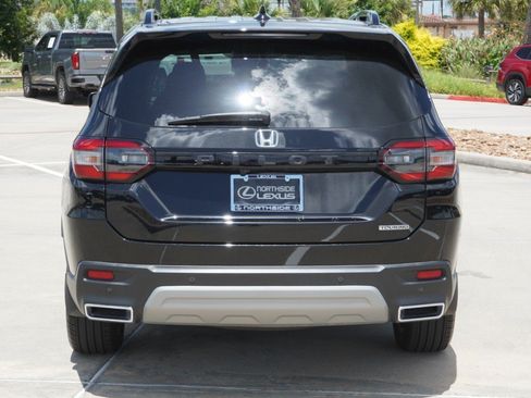 Used 2025 Honda Pilot Touring image 7