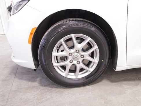 Used 2024 Chrysler Pacifica Touring-L image 10