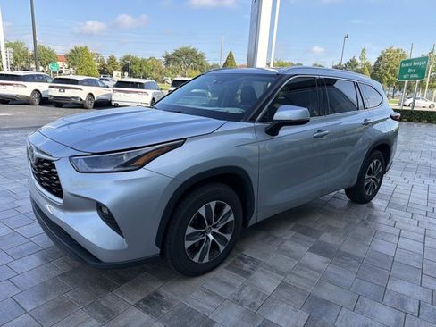 Used 2021 Toyota Highlander XLE FWD image 6